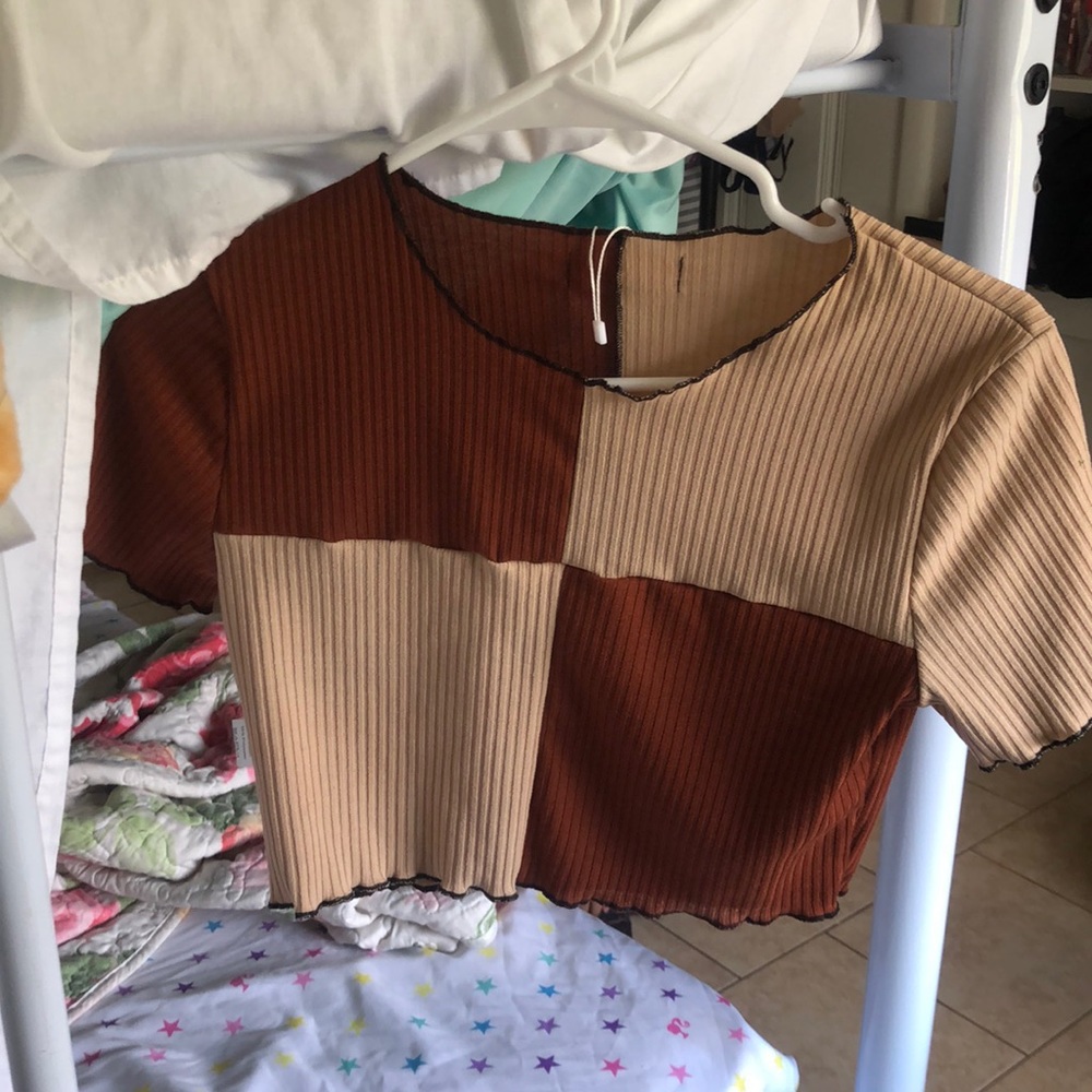 Brown cropped tee.